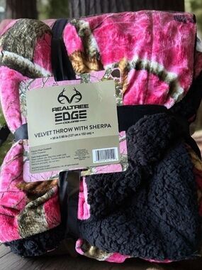 Realtree Edge Velvet Throw with Sherpa - Pink Camo